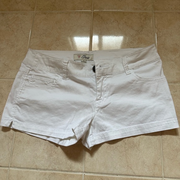 Low rise white Guess short - Picture 2 of 8